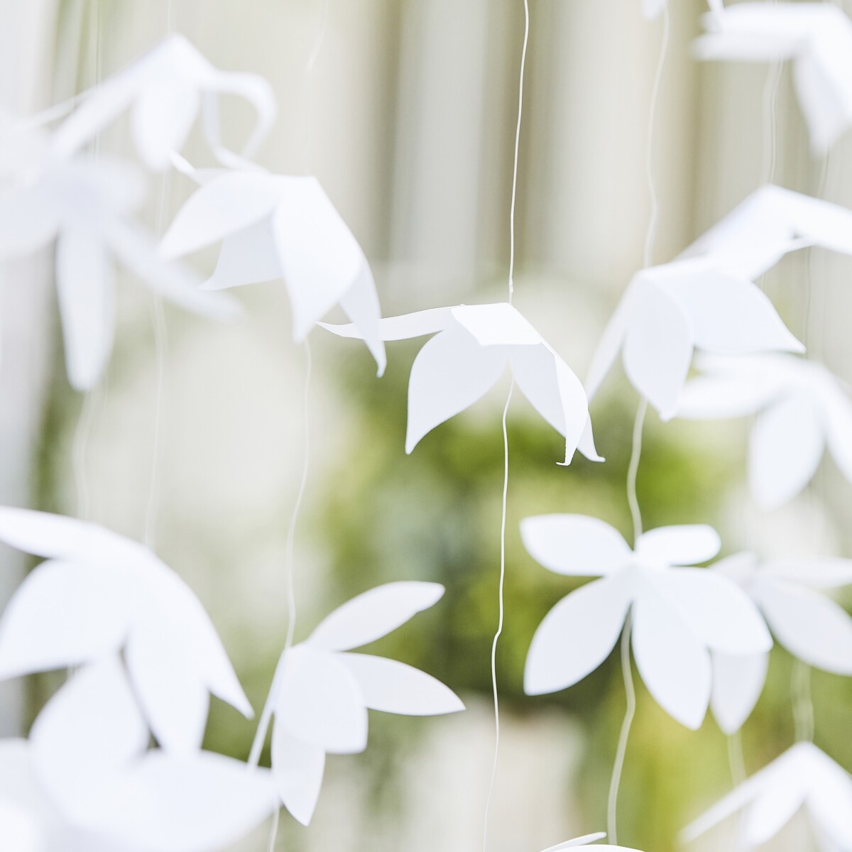 Toile de fond photobooth pour mariage origami blanc suspendu
