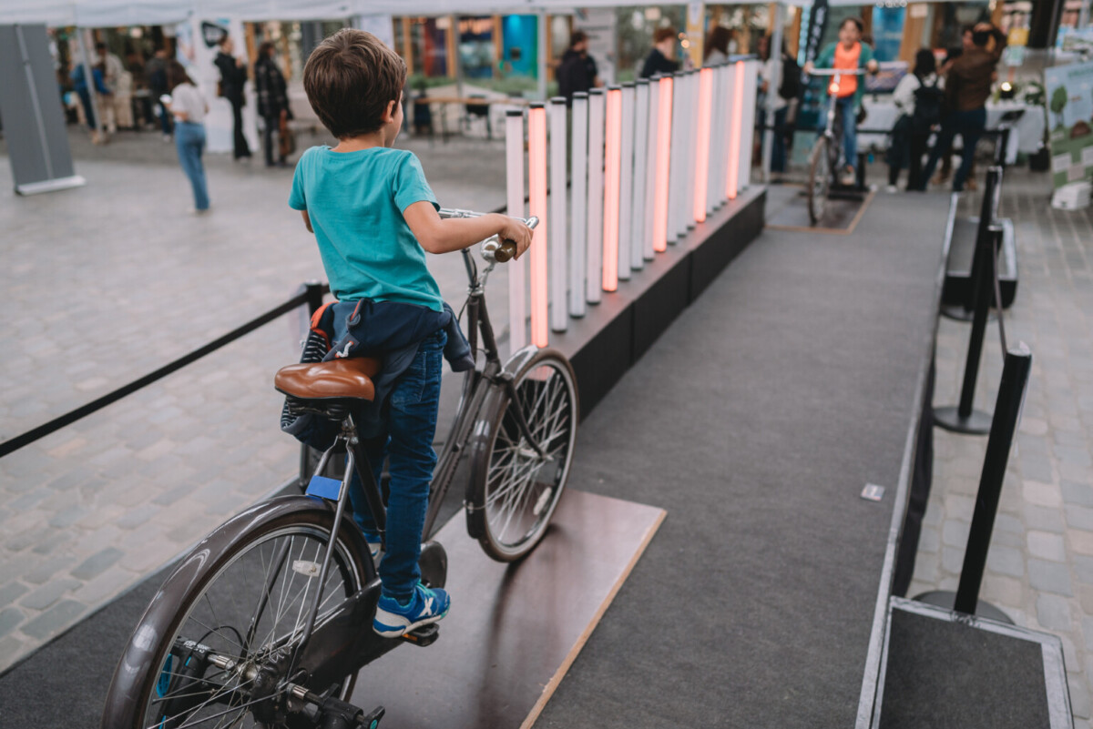 Animation vélo MEGA Bike pour l' Hope Festival dans la Gare Maritime de Tour&Taxi à Bruxelles.