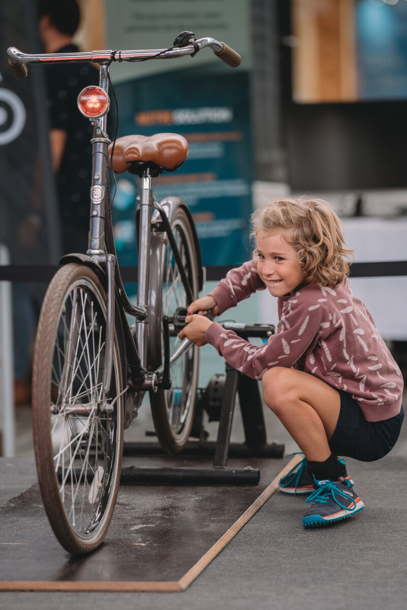 Animation vélo MEGA Bike pour l' Hope Festival dans la Gare Maritime de Tour&Taxi à Bruxelles.