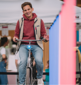 Animation vélo MEGA Bike pour l' Hope Festival dans la Gare Maritime de Tour&Taxi à Bruxelles.