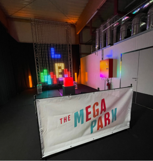 ANimation MEGA Light lors de la fête du personnel de DUO Catering en 2023.