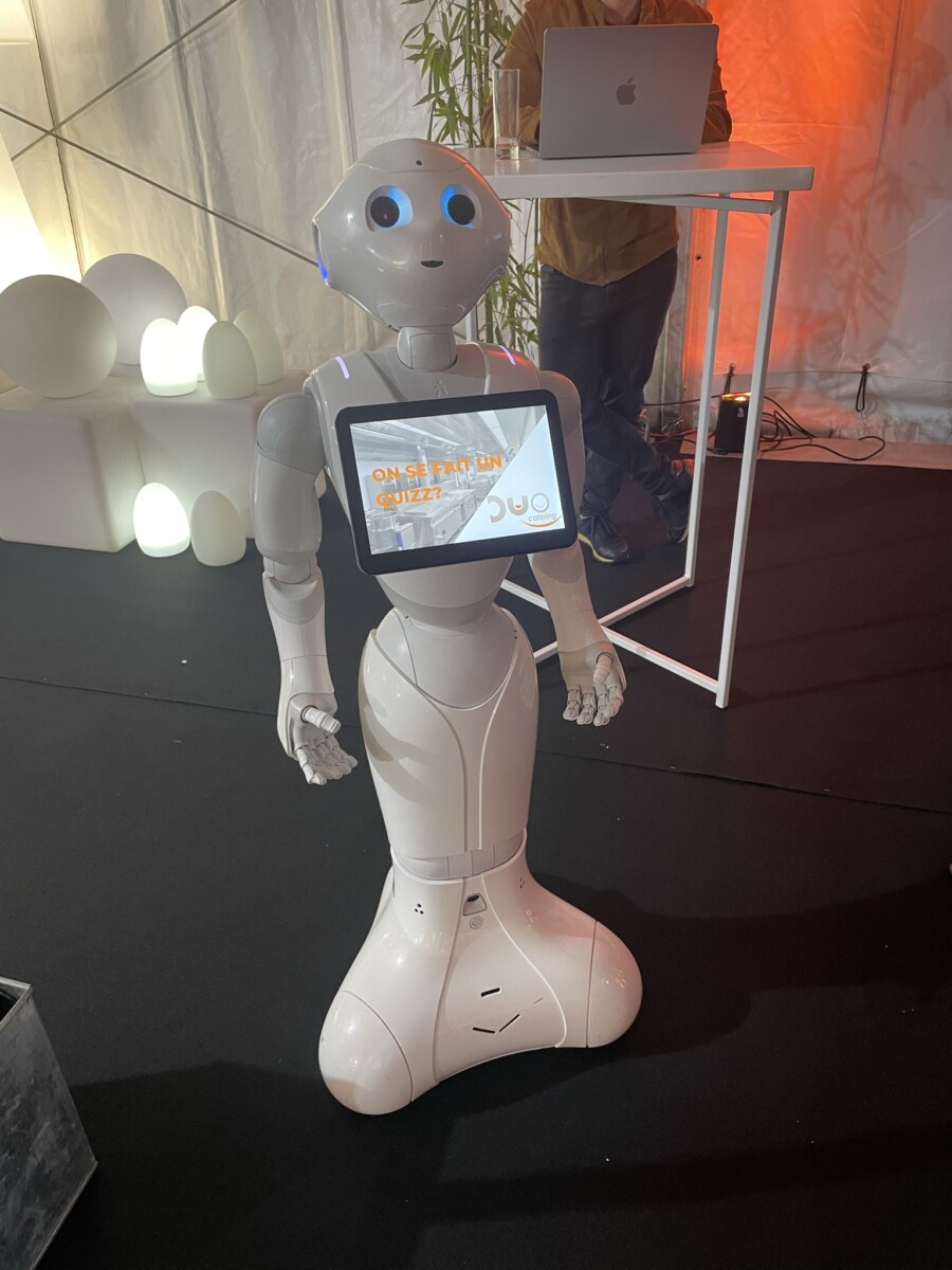 Animation robot Pepper IA lors de la fête du personnel de DUO Catering en 2023.