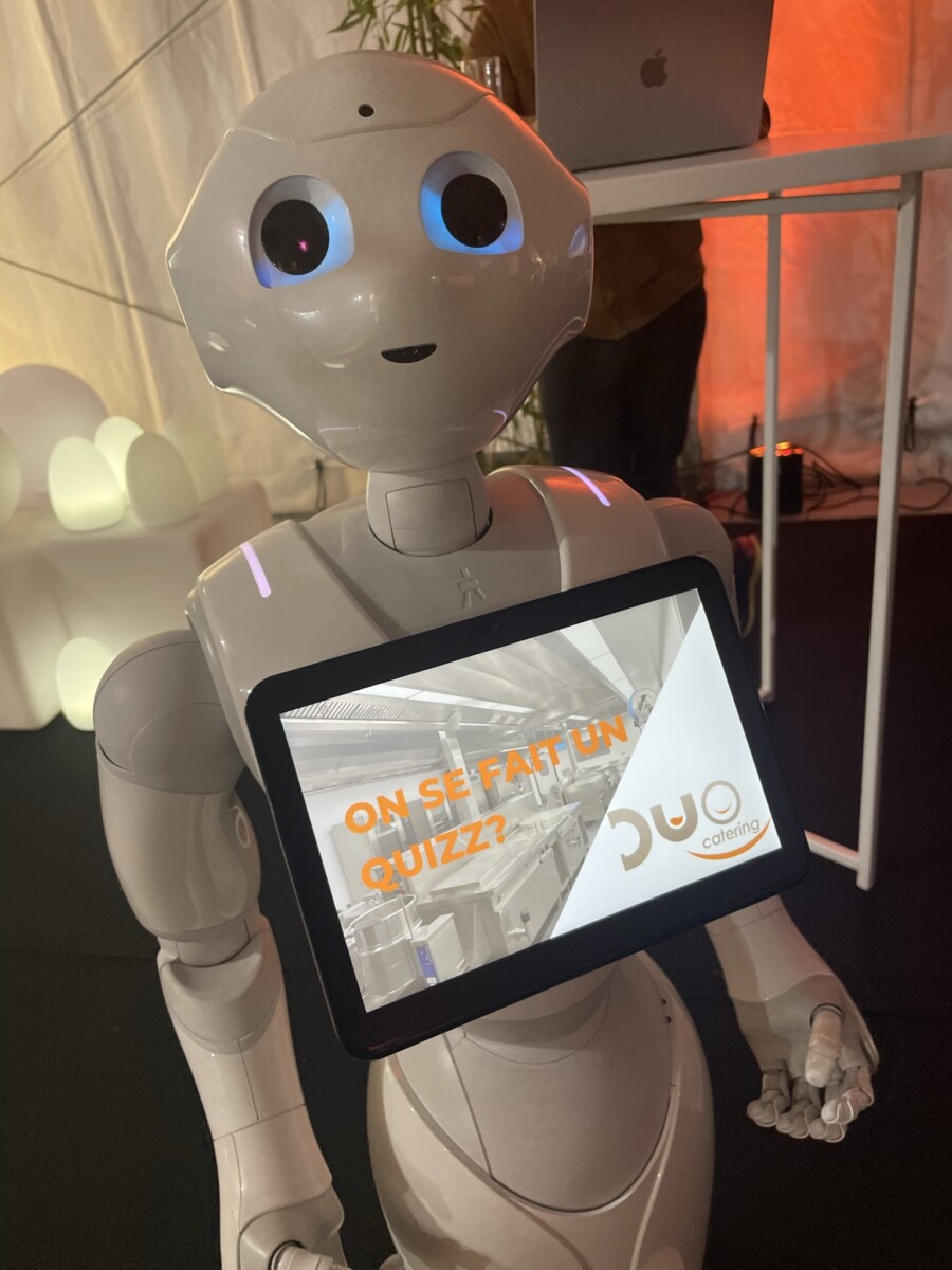 Animation robot Pepper IA lors de la fête du personnel de DUO Catering en 2023.