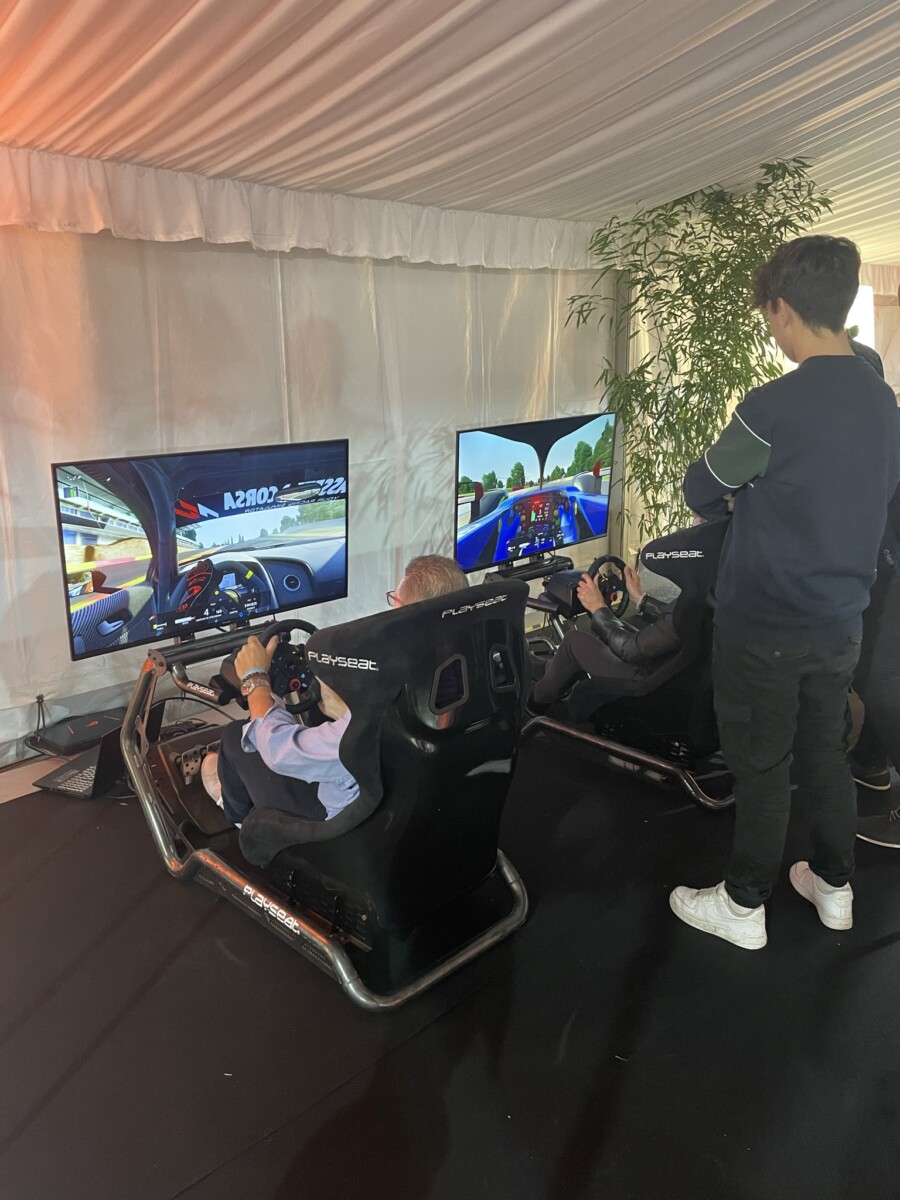 Animation simulateur de course VR lors de la fête du personnel de DUO Catering en 2023.