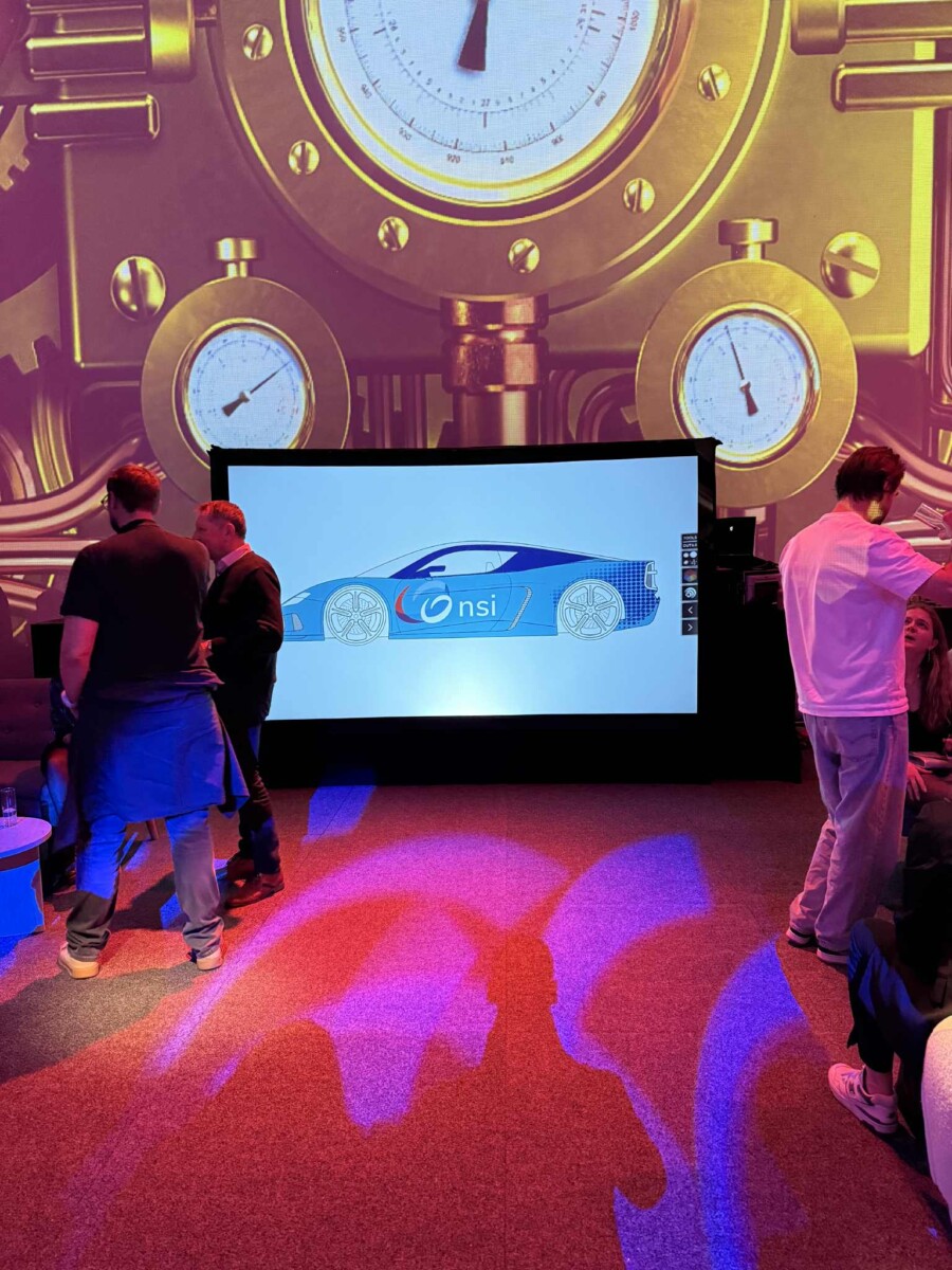 Animations futuristes signées Just WAOUH lors de la fête du personnel NSI au Château d’Hélécine : chien robot interactif et Digital Graffiti.