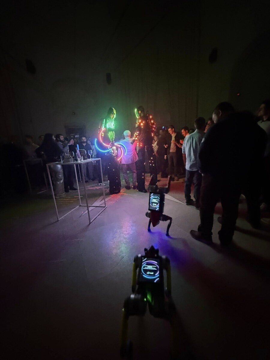 Animations futuristes signées Just WAOUH lors de la fête du personnel NSI au Château d’Hélécine : chien robot interactif et Digital Graffiti.