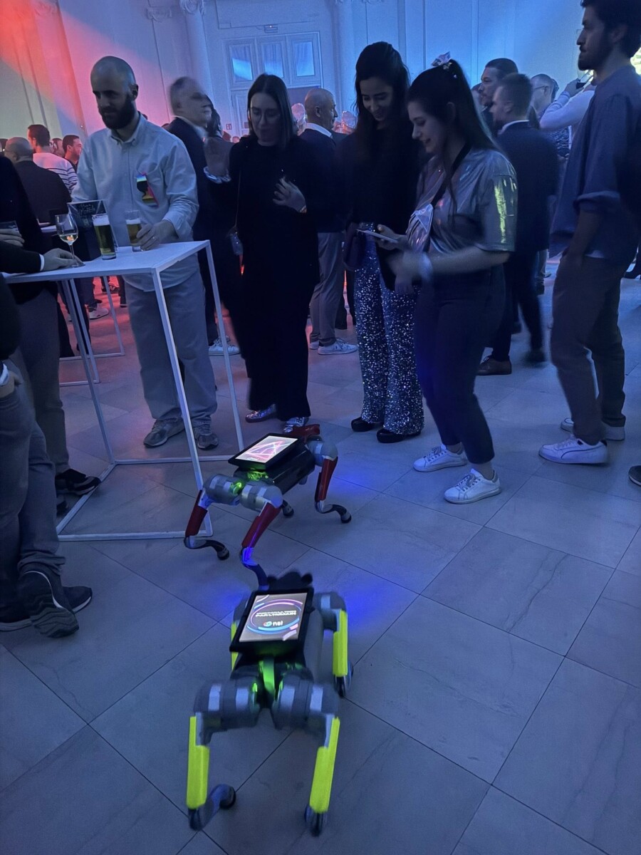 Animations futuristes signées Just WAOUH lors de la fête du personnel NSI au Château d’Hélécine : chien robot interactif et Digital Graffiti.