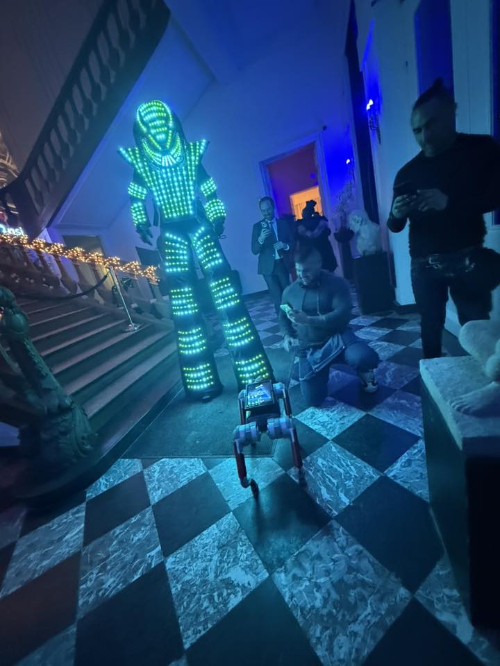 Animations futuristes signées Just WAOUH lors de la fête du personnel NSI au Château d’Hélécine : chien robot interactif et Digital Graffiti.