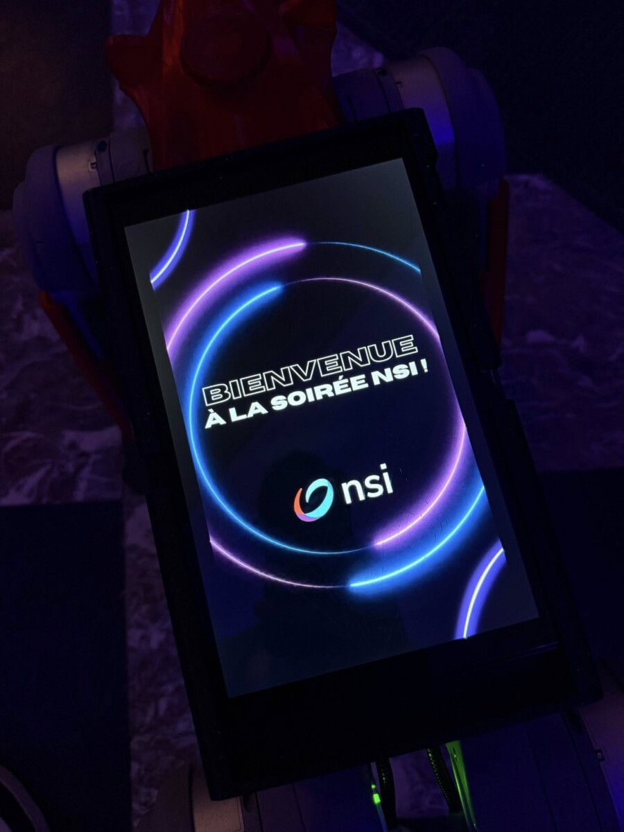 Animations futuristes signées Just WAOUH lors de la fête du personnel NSI au Château d’Hélécine : chien robot interactif et Digital Graffiti.